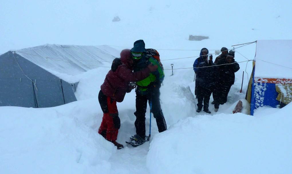 Il gruppo  arrivato a 7200 metri anche grazie al lavoro di Muhammad Kan che ha aiutato a fare la traccia nella neve, prima di decidere che sarebbe tornato indietro perch il suo compito poteva ritenersi concluso e quindi di guadagnare velocemente la via del campo base
